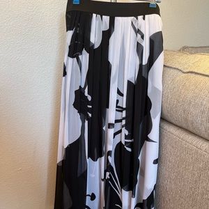 Women’s White House Black Market skirt